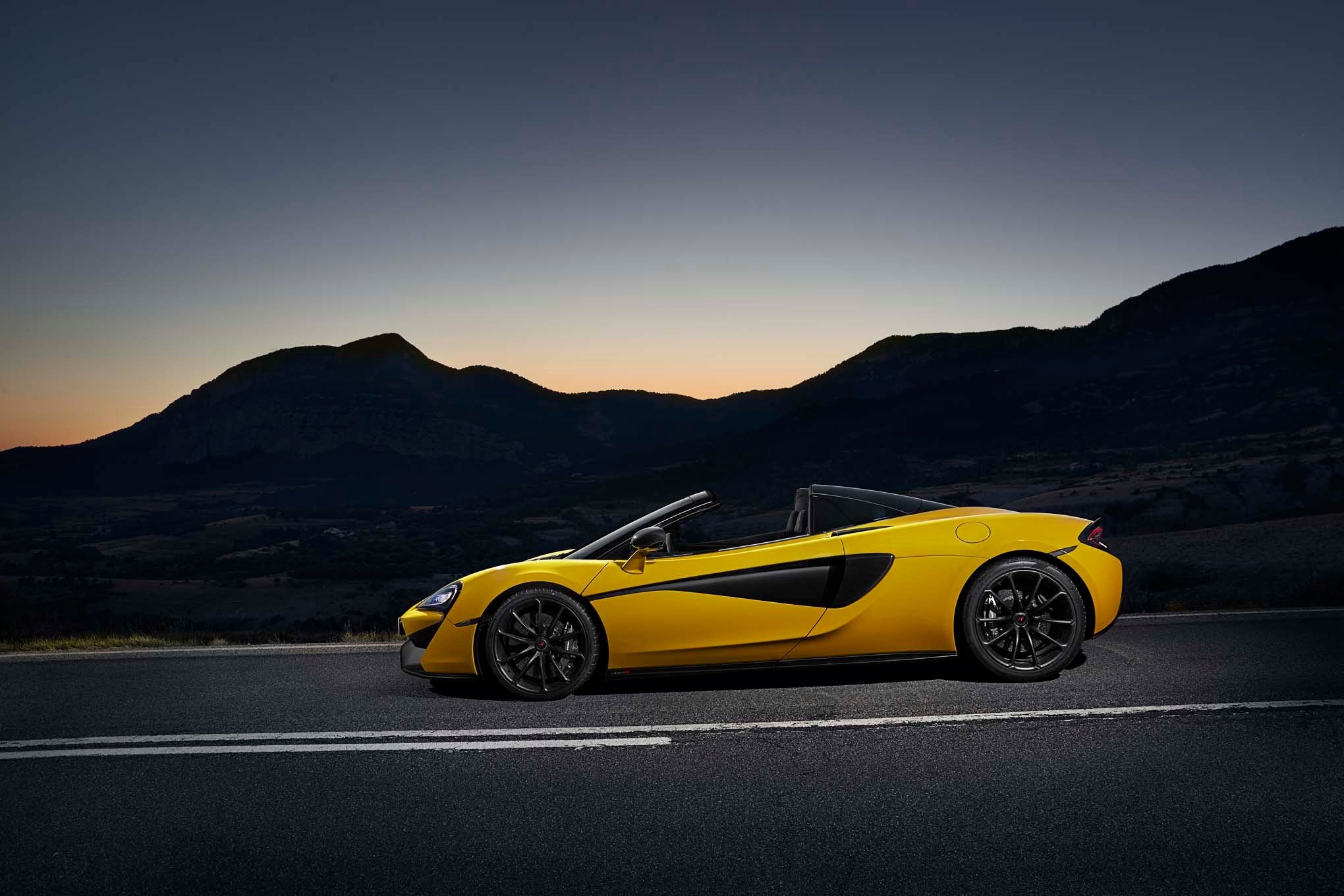 2017 Mclaren 570S Spider side profile
