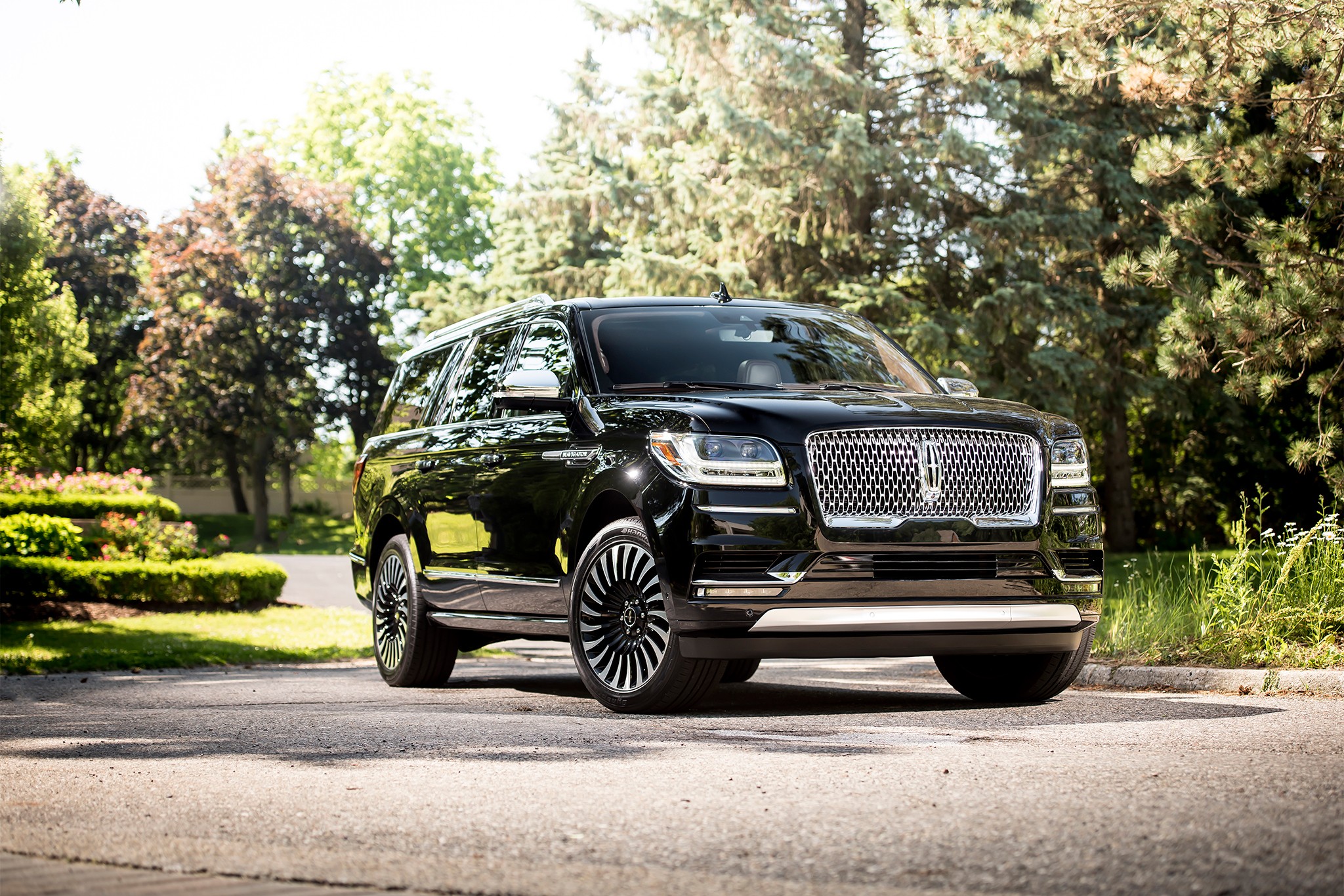 2018 Lincoln Navigator Extended Length front three quarter 04
