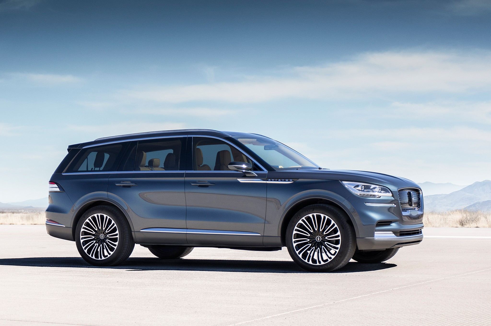 2018 Lincoln Aviator front side 02
