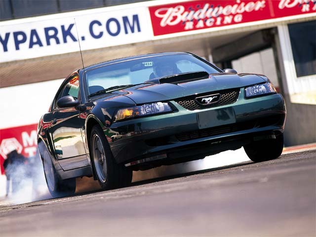 0111mmfp_01z+2001_ford_mustang_bullitt_gt+right_front_view