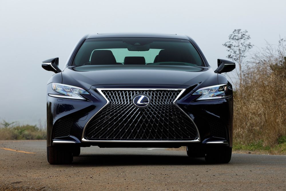 2018 Lexus LS 500h front view 05