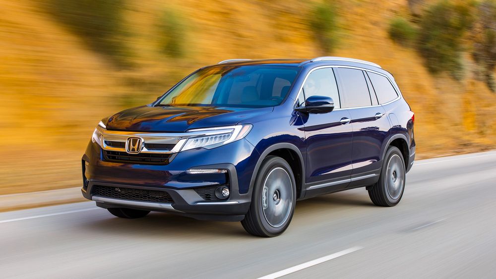2019 Honda Pilot front three quarter in motion 4