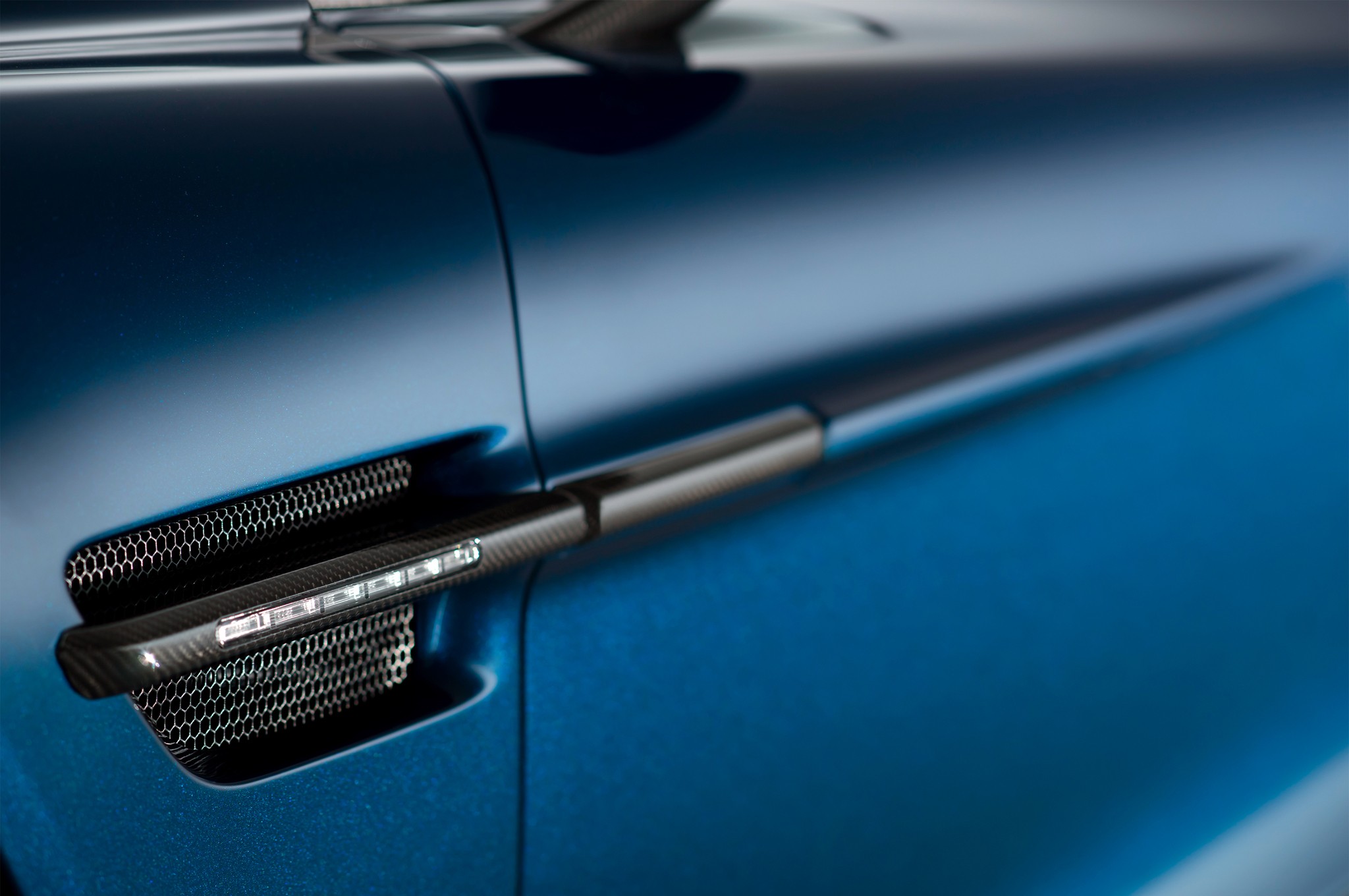 2014 Aston Martin Vanquish Volante side panel