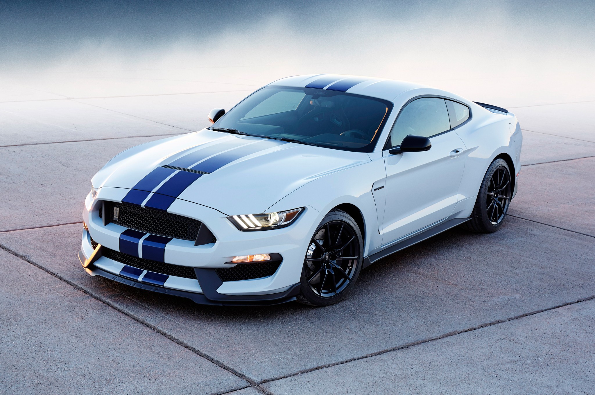 2016 Ford Shelby GT350 Mustang front three quarters 04