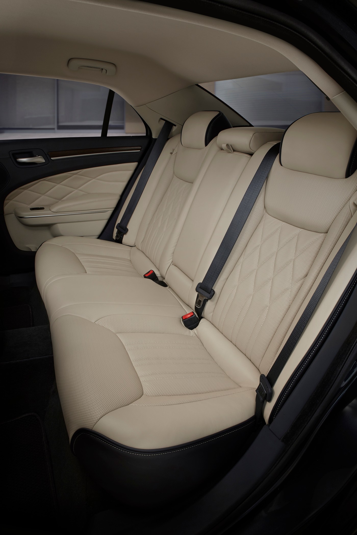 2015 Chrysler 300C Platinum rear interior seats