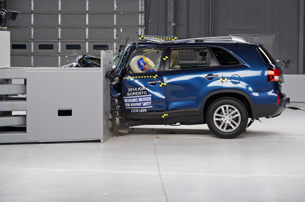 2015 Kia Sorento IIHS side profile after crash