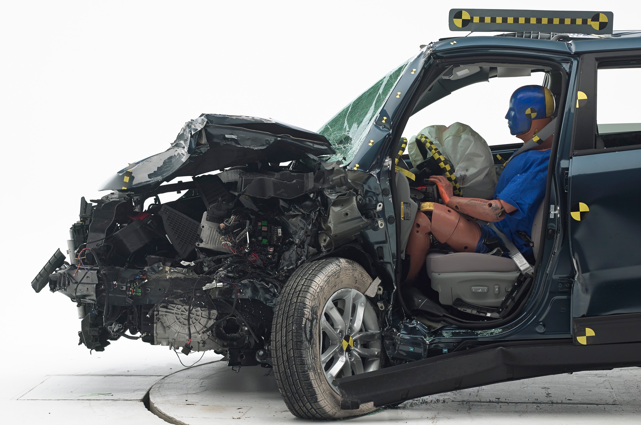 2015 Kia Sorento IIHS front end after crash