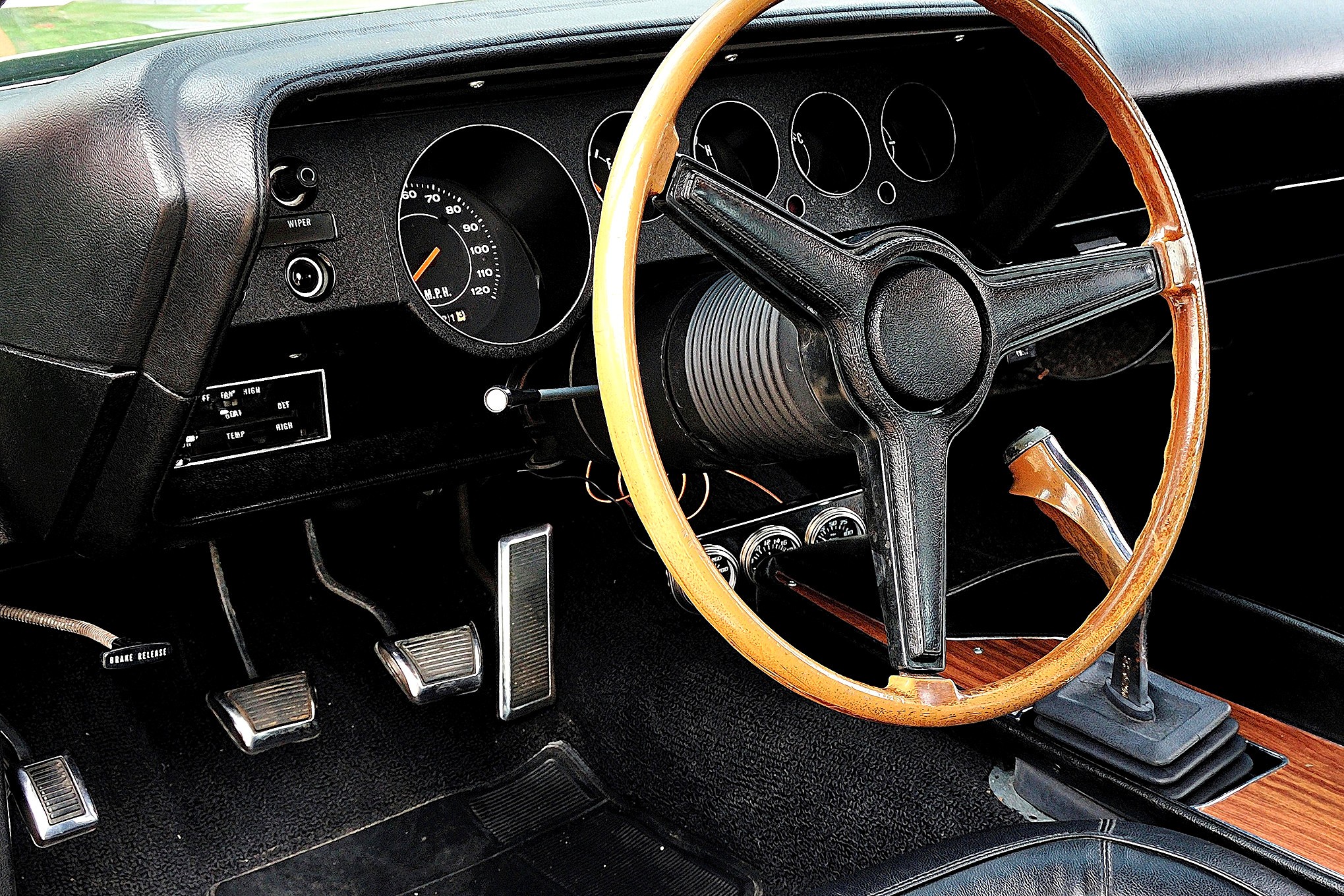 1970-plymouth-barracuda-dashboard