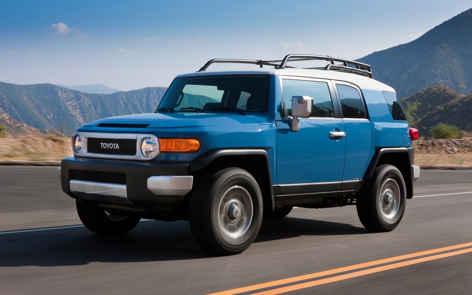 2012 toyota FJ front three quarters in motion 3