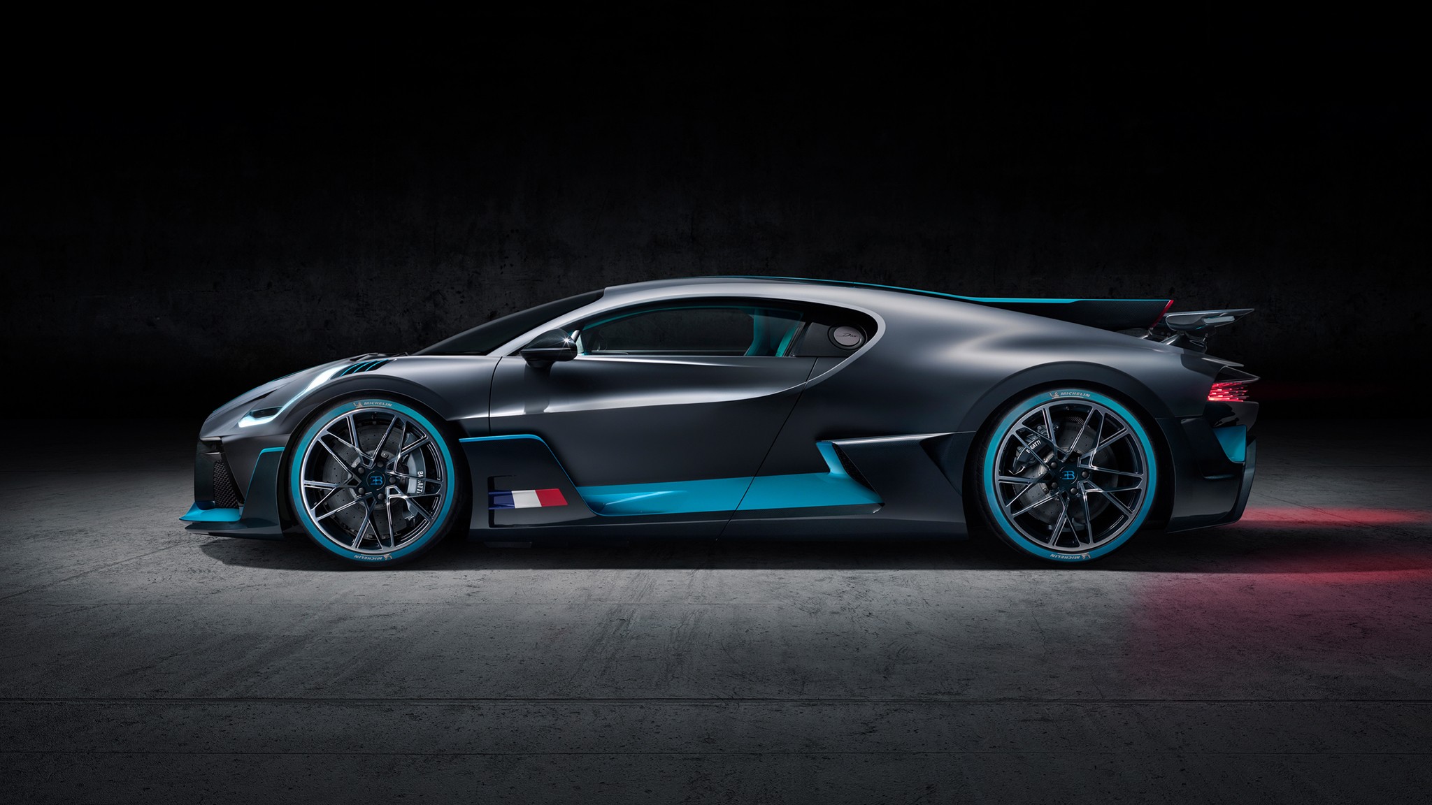 Bugatti Divo side 2