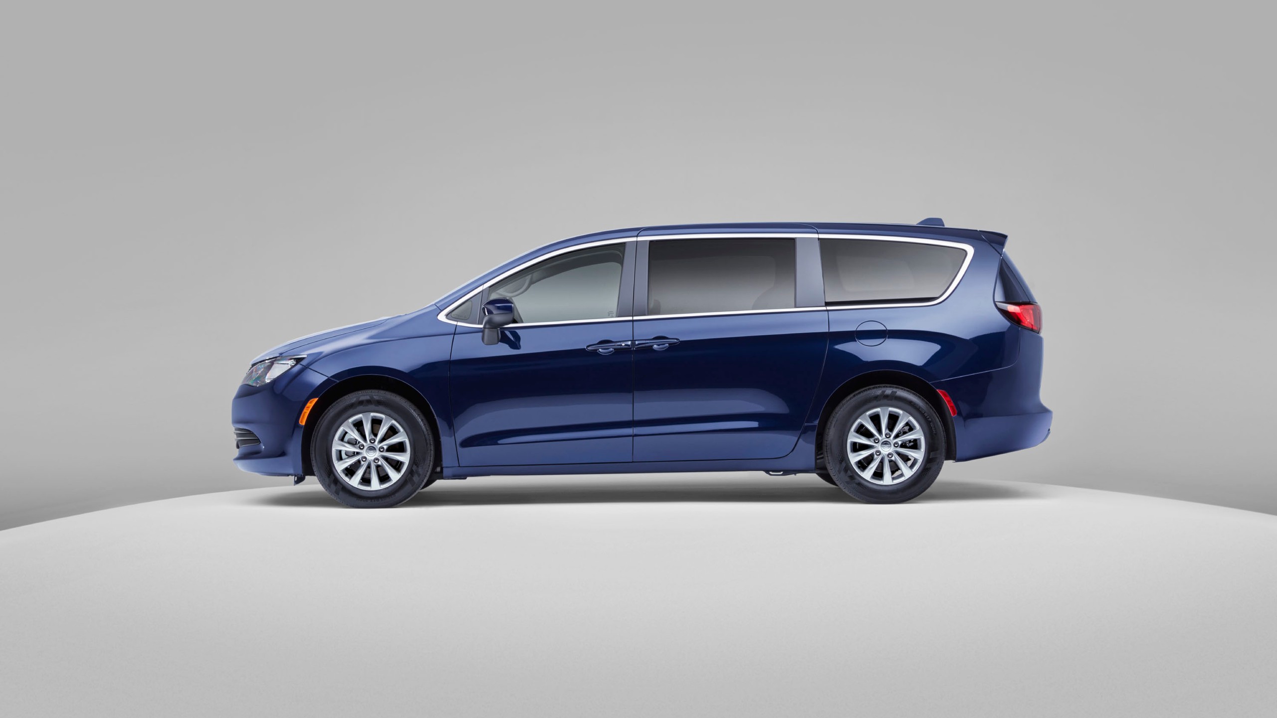2020 Chrysler Voyager side