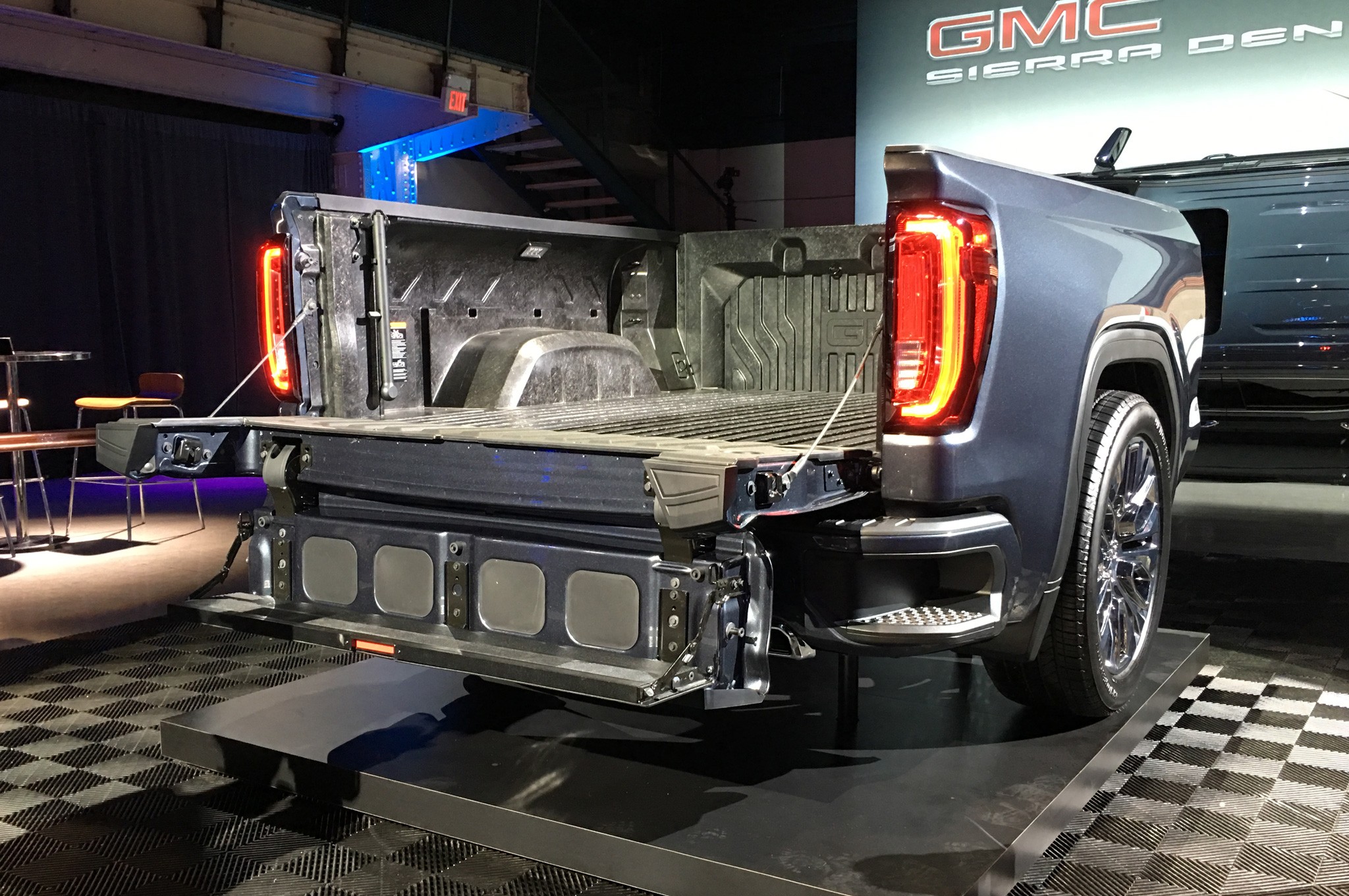 2019 Gmc Sierra 1500 Exterior Live Multipro Tailgate 01