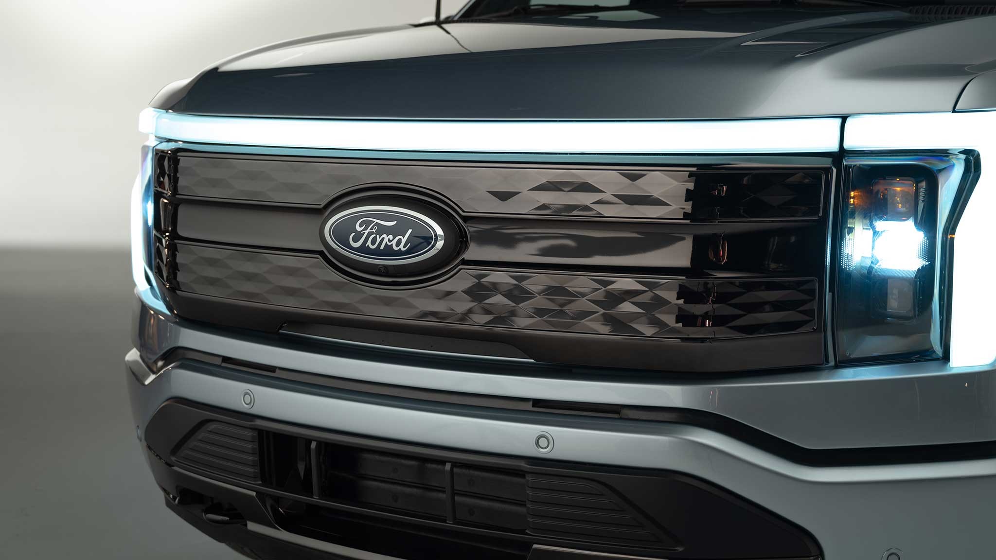 2022 Ford F 150 Lightning grille and lighting