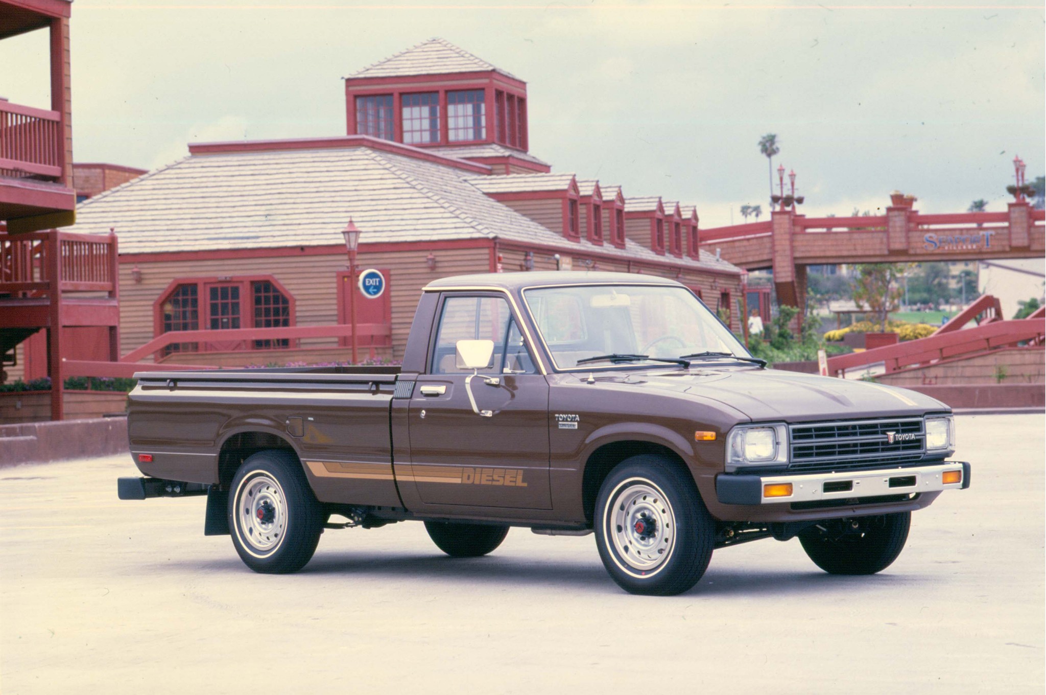 1984-Toyota-Pickup-diesel-front-three-quarter