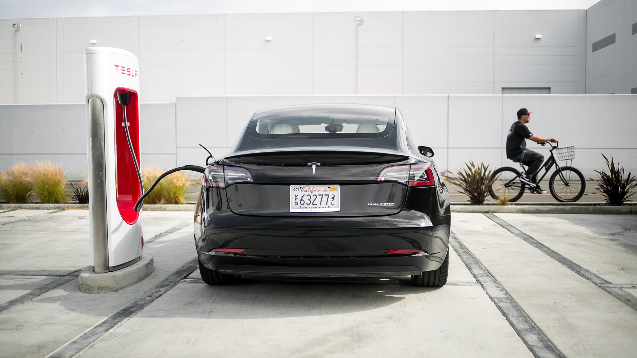 Tesla Model 3 charging on V3 Supercharger 02