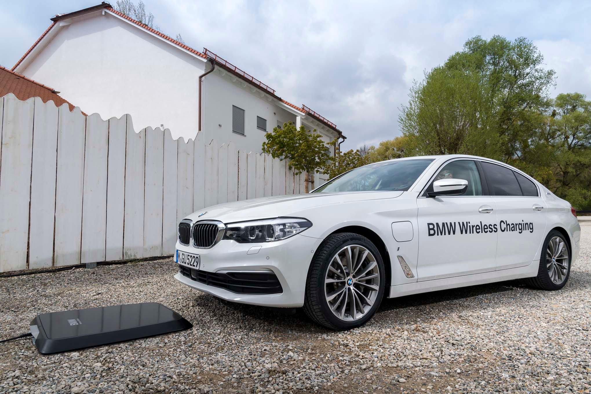 2018 BMW 530e eDrive wireless charging
