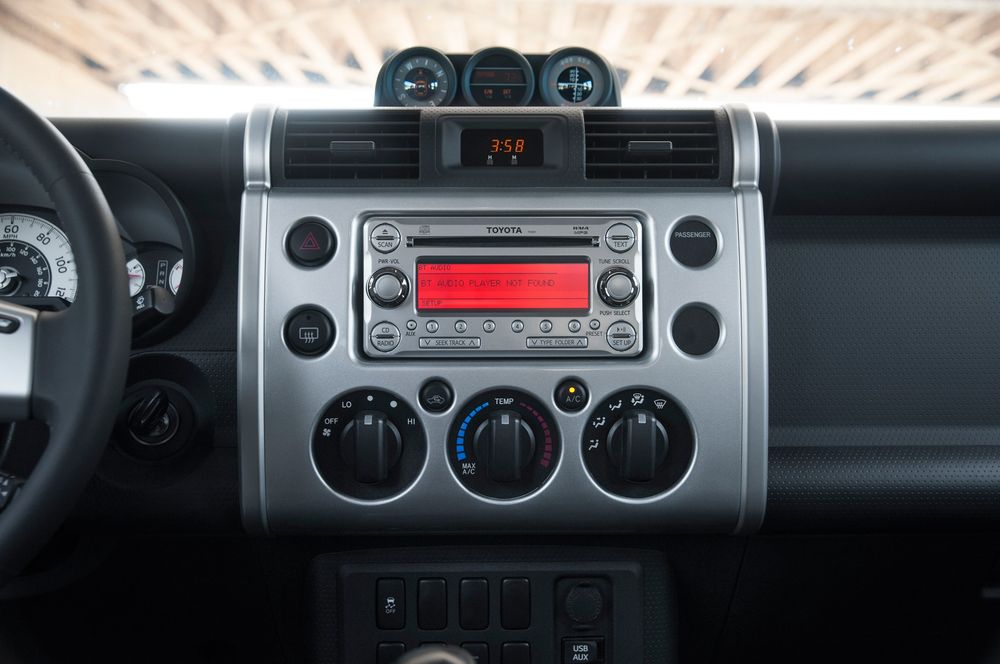2014-Toyota-FJ-Cruiser-Trail-Teams-Ultimate-Edition-center-stack