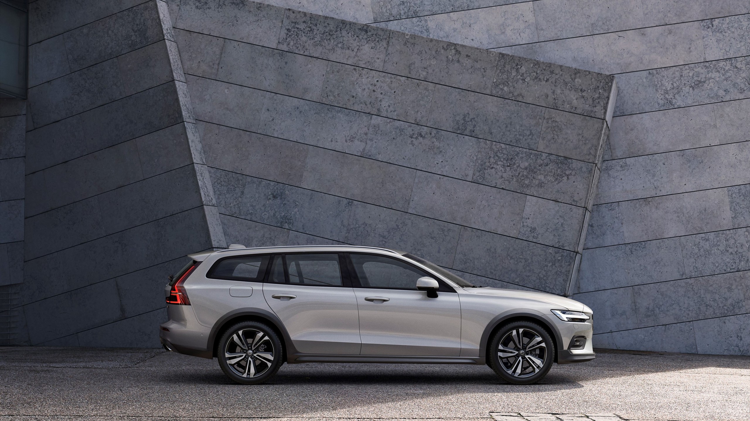 2020 Volvo V60 Cross Country side look