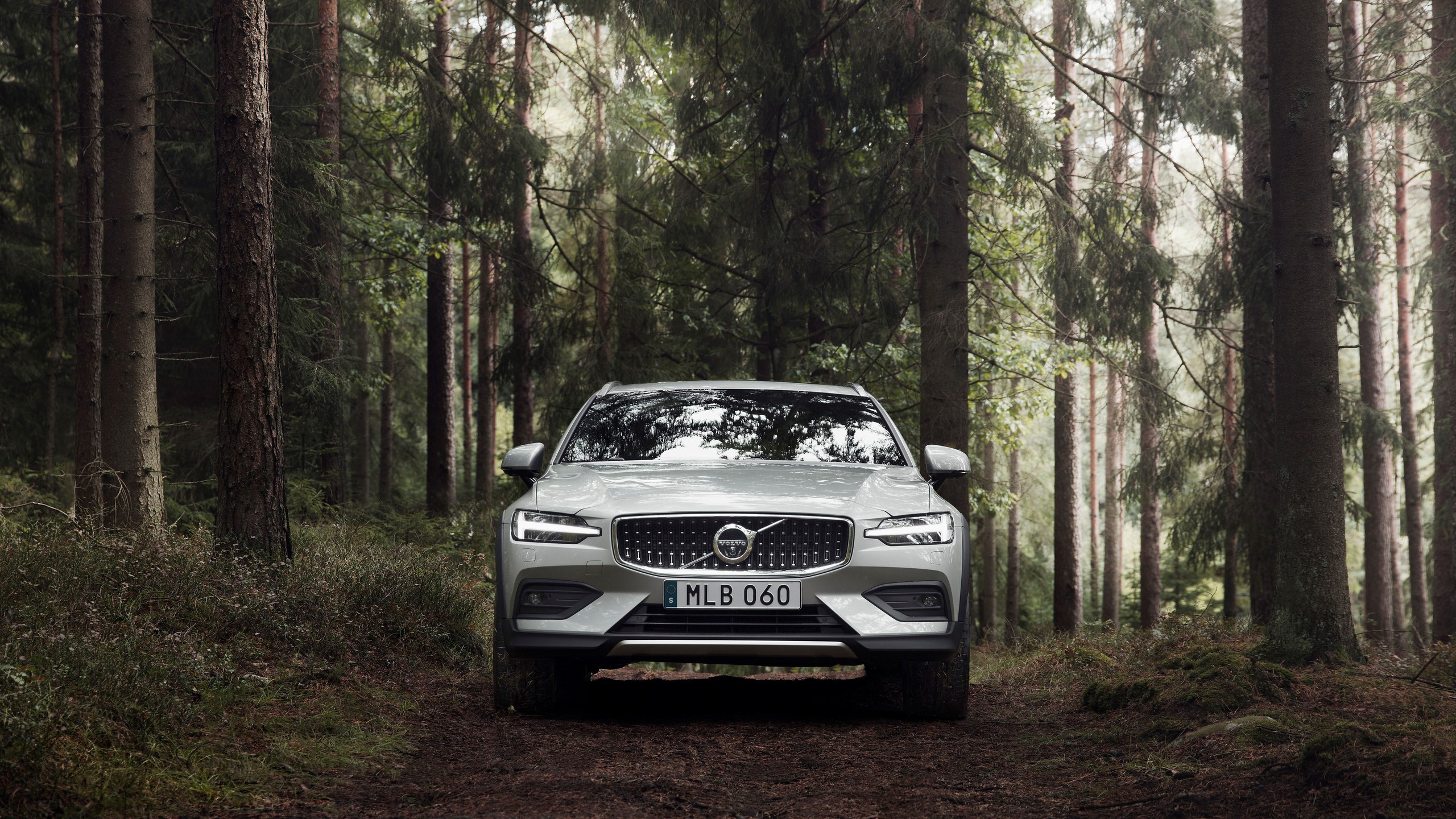 2020 Volvo V60 Cross Country front look
