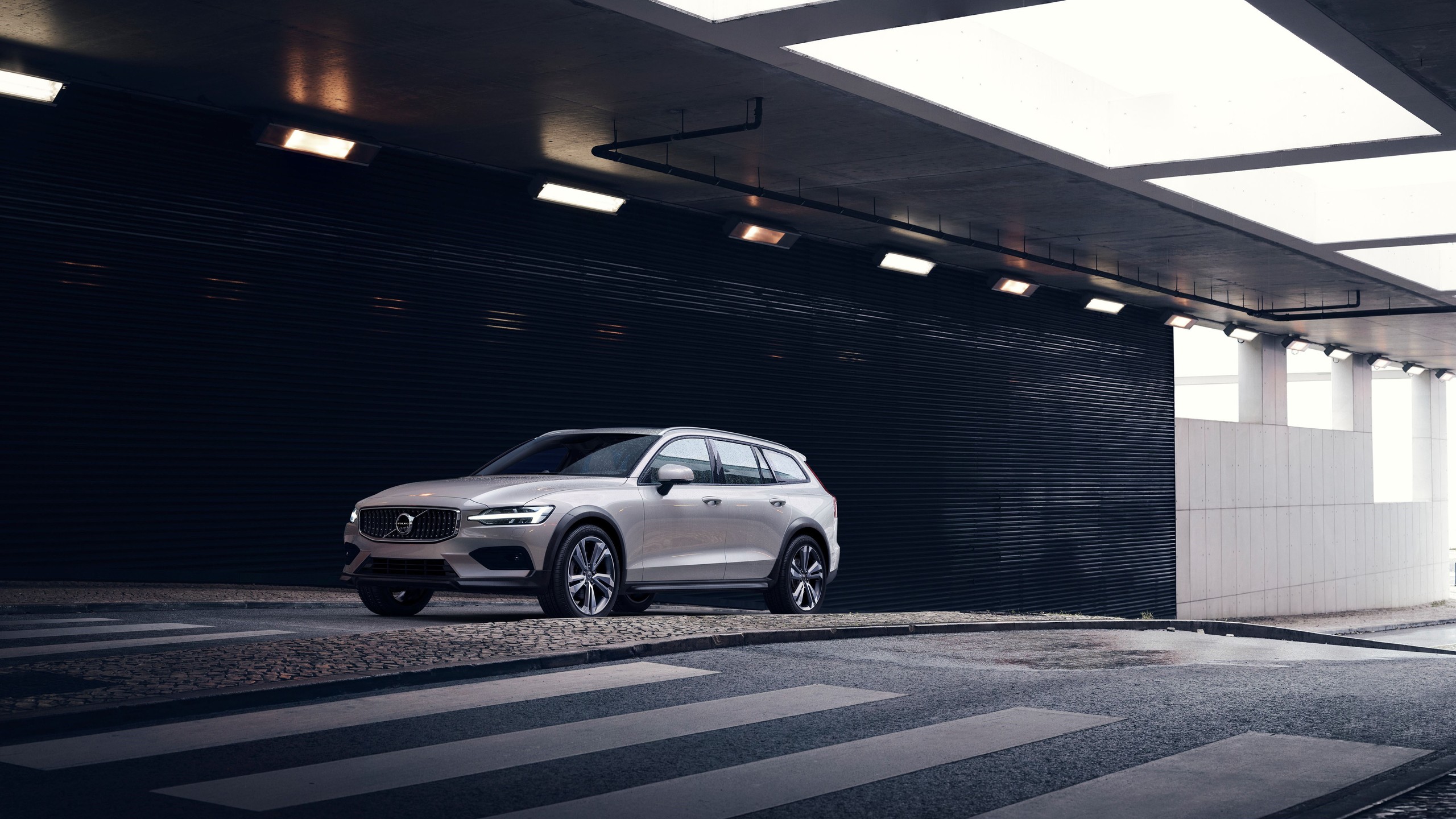 2020 Volvo V60 Cross Country front three quarter