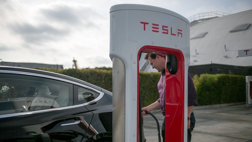 Tesla Model 3 charging on V3 Supercharger 05
