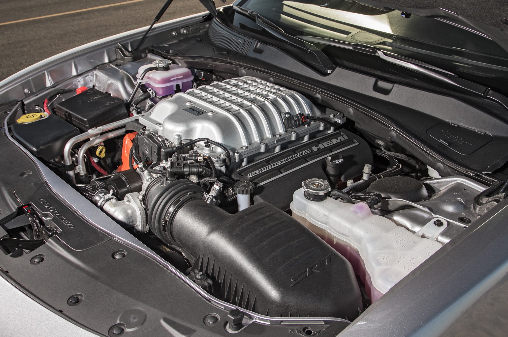 2015-Dodge-Charger-SRT-Hellcat-engine-03