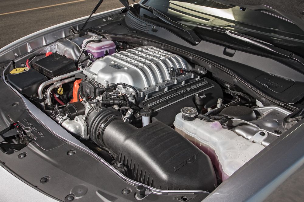 2015-Dodge-Charger-SRT-Hellcat-engine-03