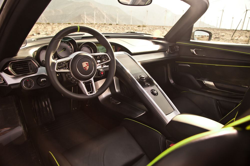 2015-Porsche-918-Spyder-interior1