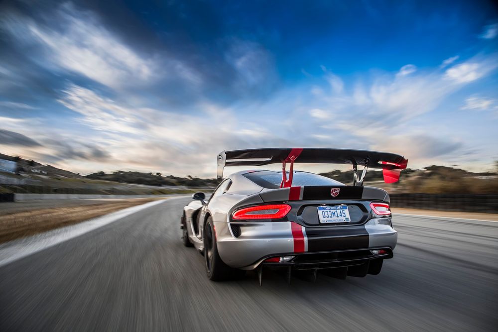 2016 Dodge Viper ACR rear end in motion 04