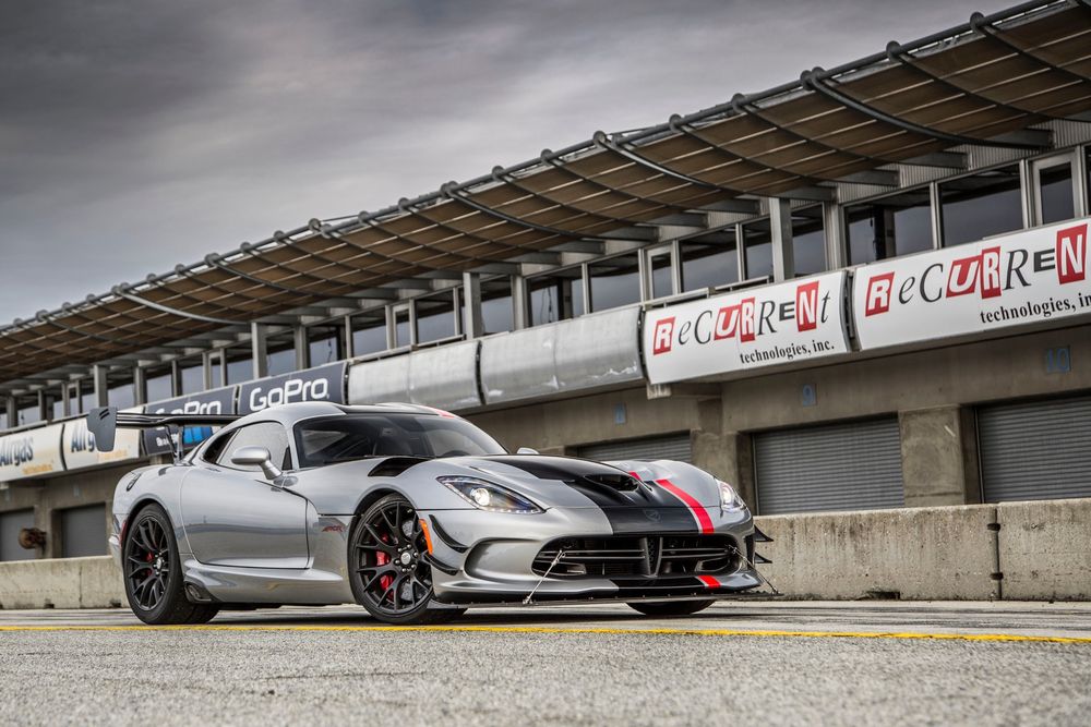 2016 Dodge Viper ACR front three quarter