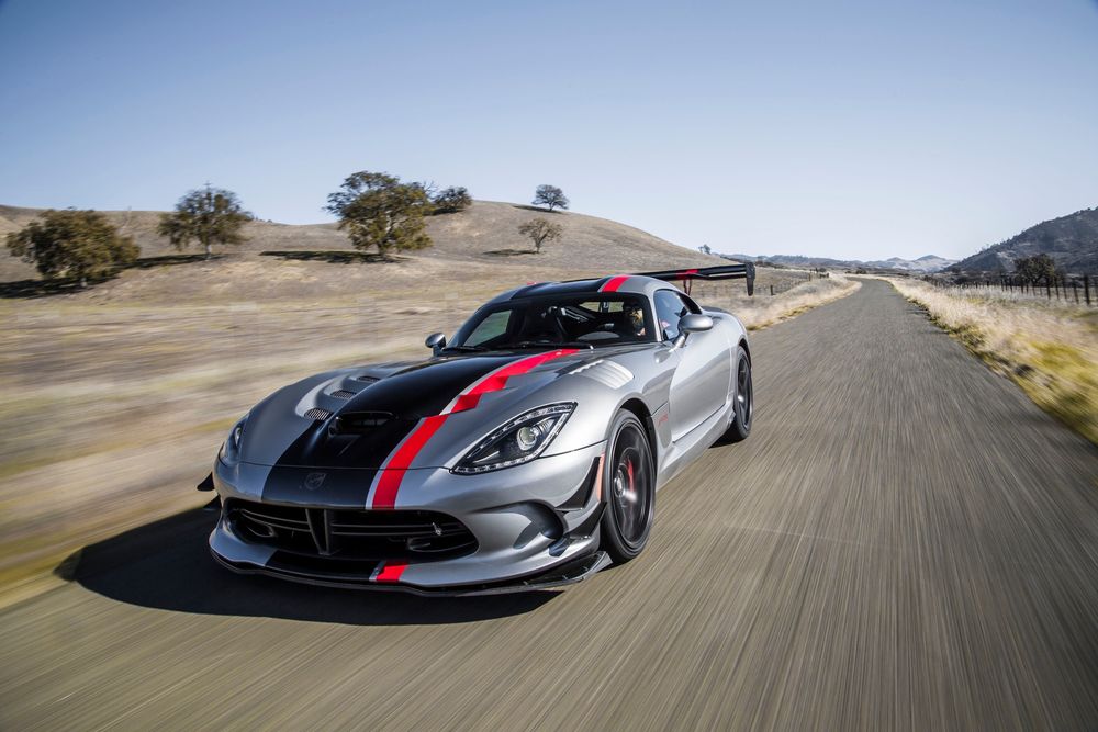 2016 Dodge Viper ACR front three quarter in motion 02