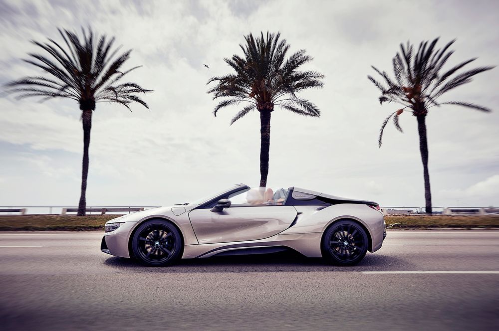 2019 BMW i8 Roadster side in motion 01