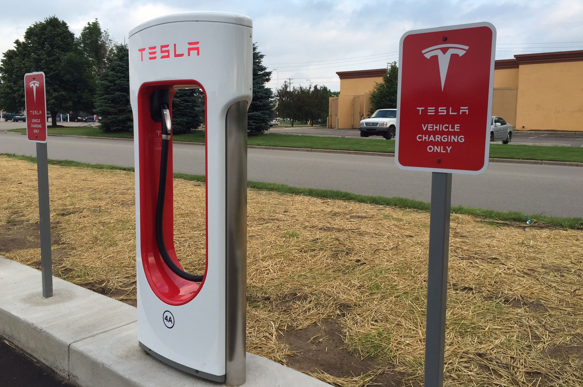 Tesla-Supercharger-12