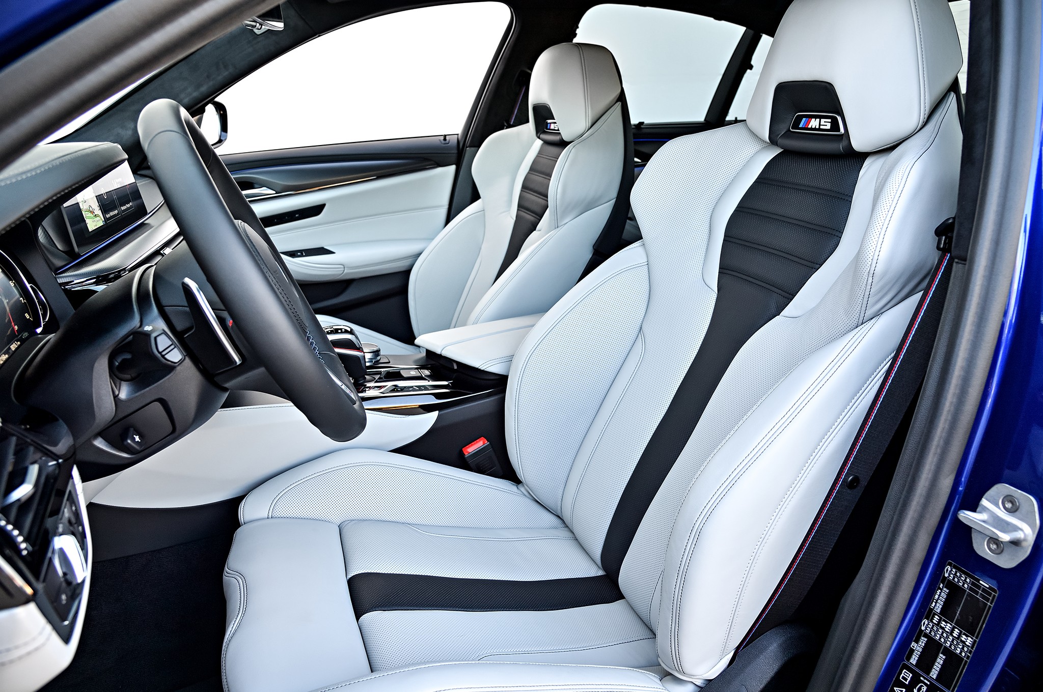 2018 BMW M5 front interior seats 02