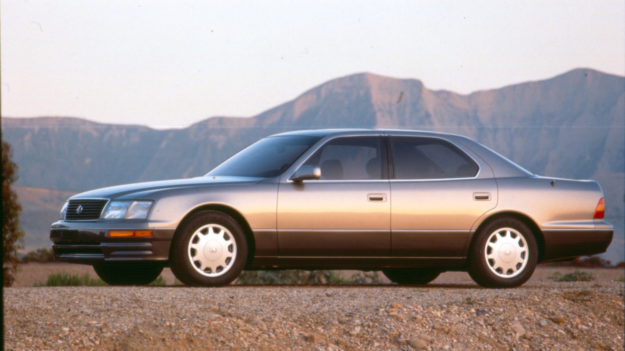 1995_Lexus_LS_400 1