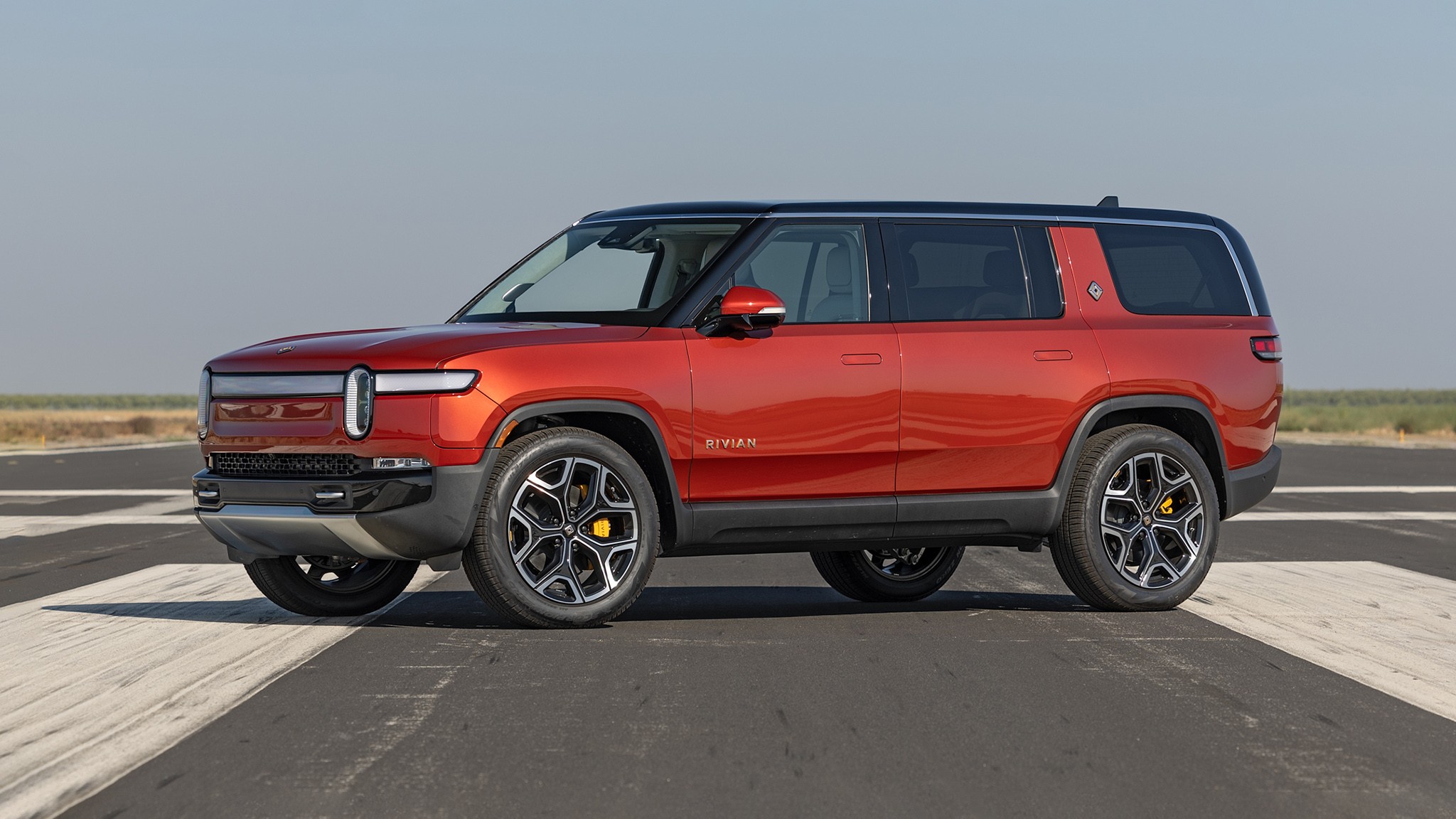 013 2024 Rivian R1S side view