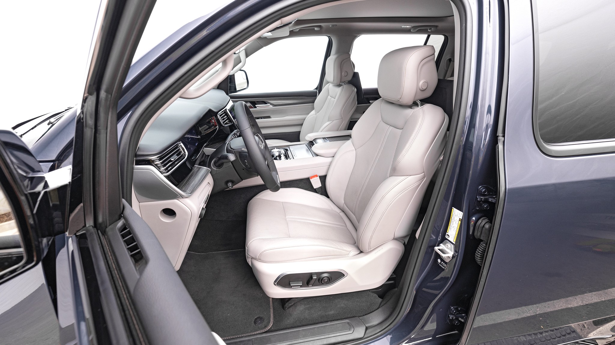 044 2023 jeep wagoneer front seats