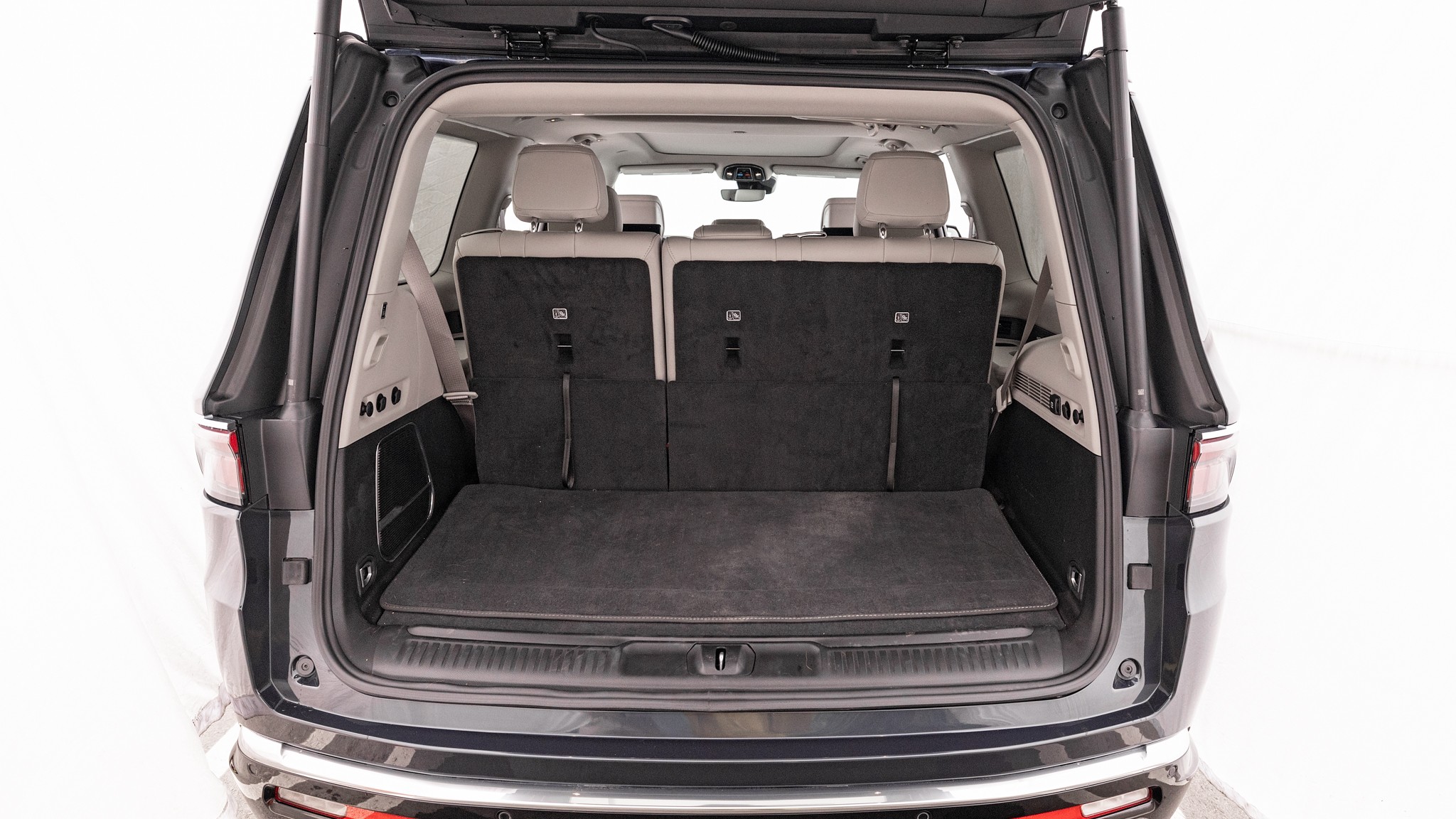 049 2023 jeep wagoneer trunk