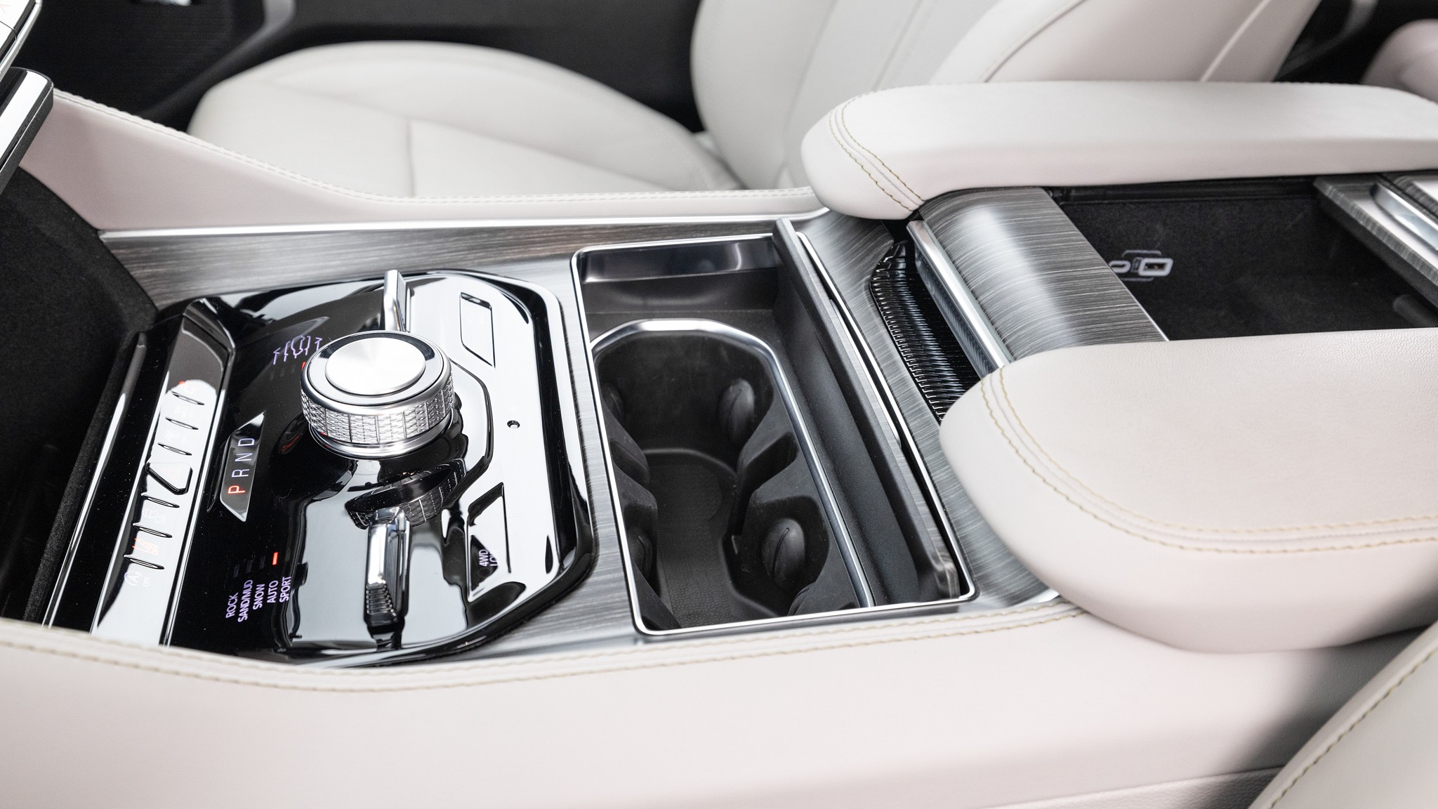 045 2023 jeep wagoneer center console