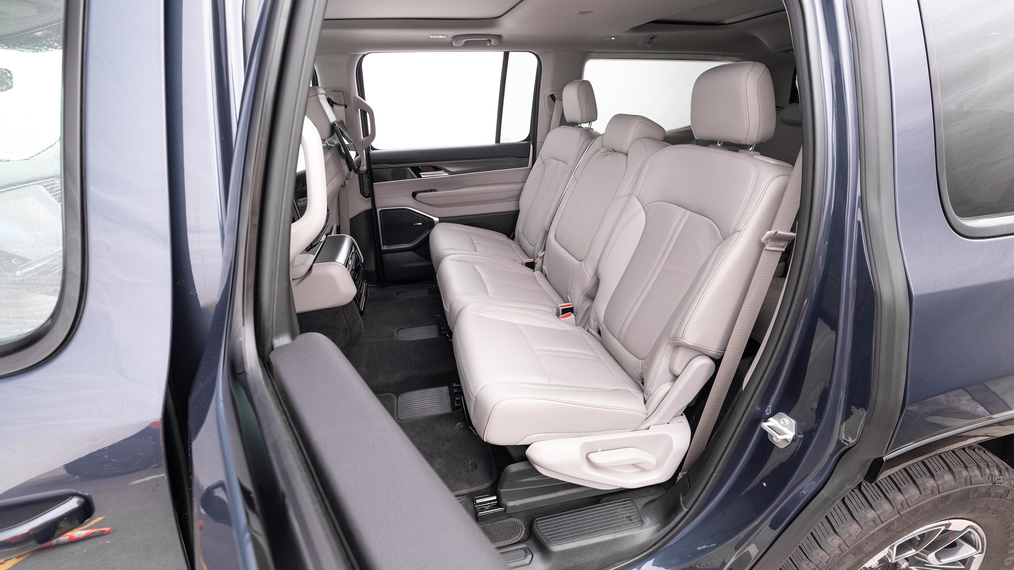 046 2023 jeep wagoneer second row