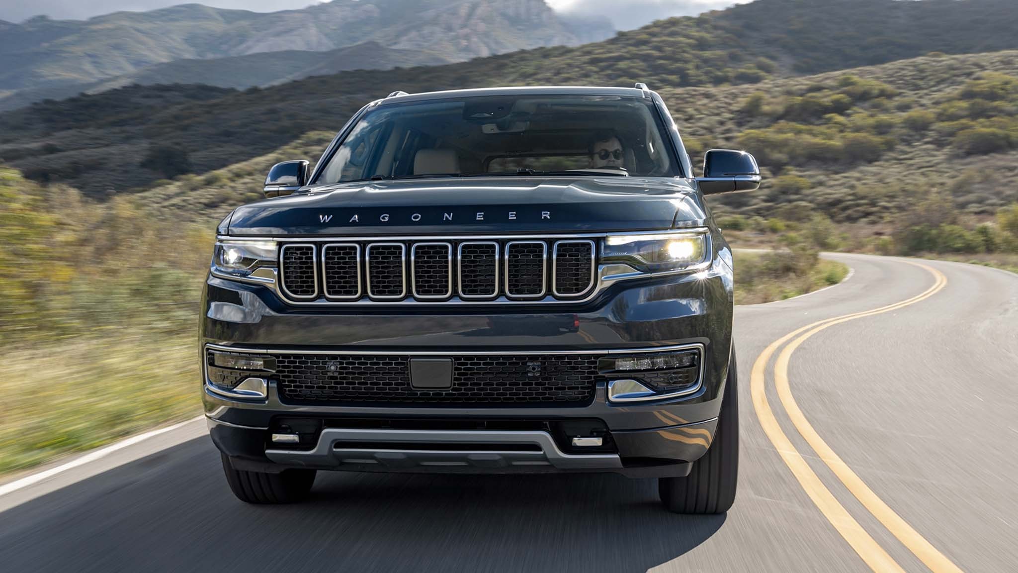 004 2023 jeep wagoneer front view in motion