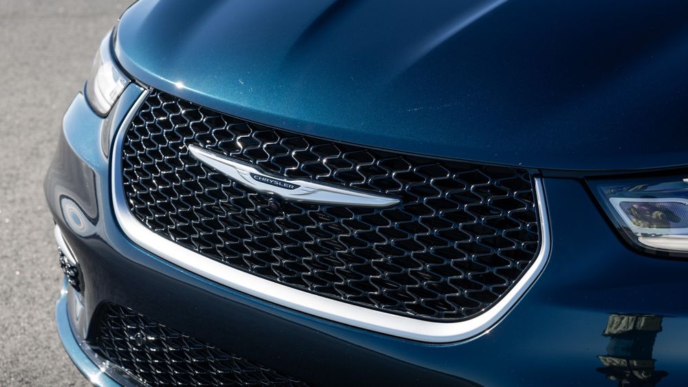 010 2024 Chrysler Pacifica Hybrid grille