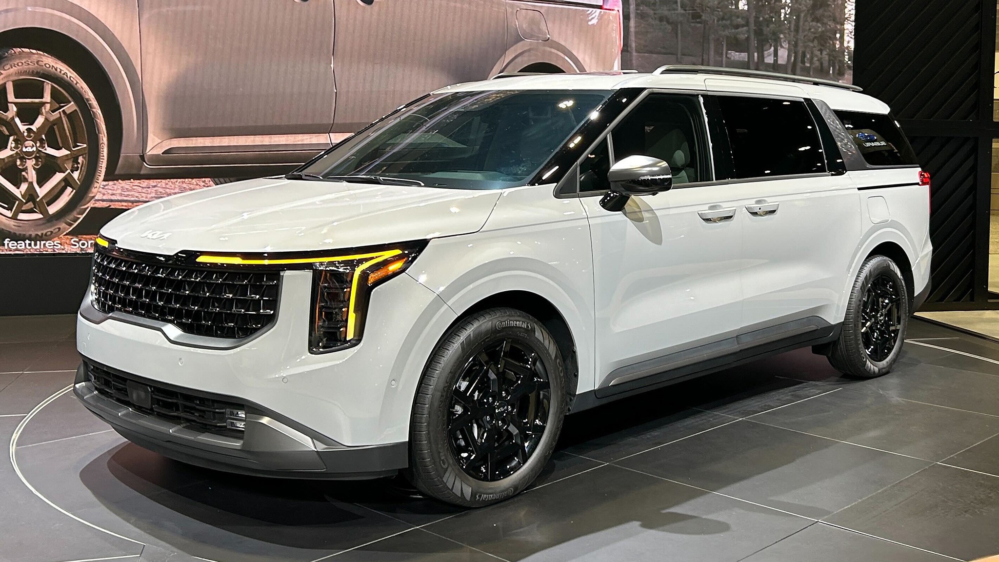 2025 Kia Carnival minivan reveal 16