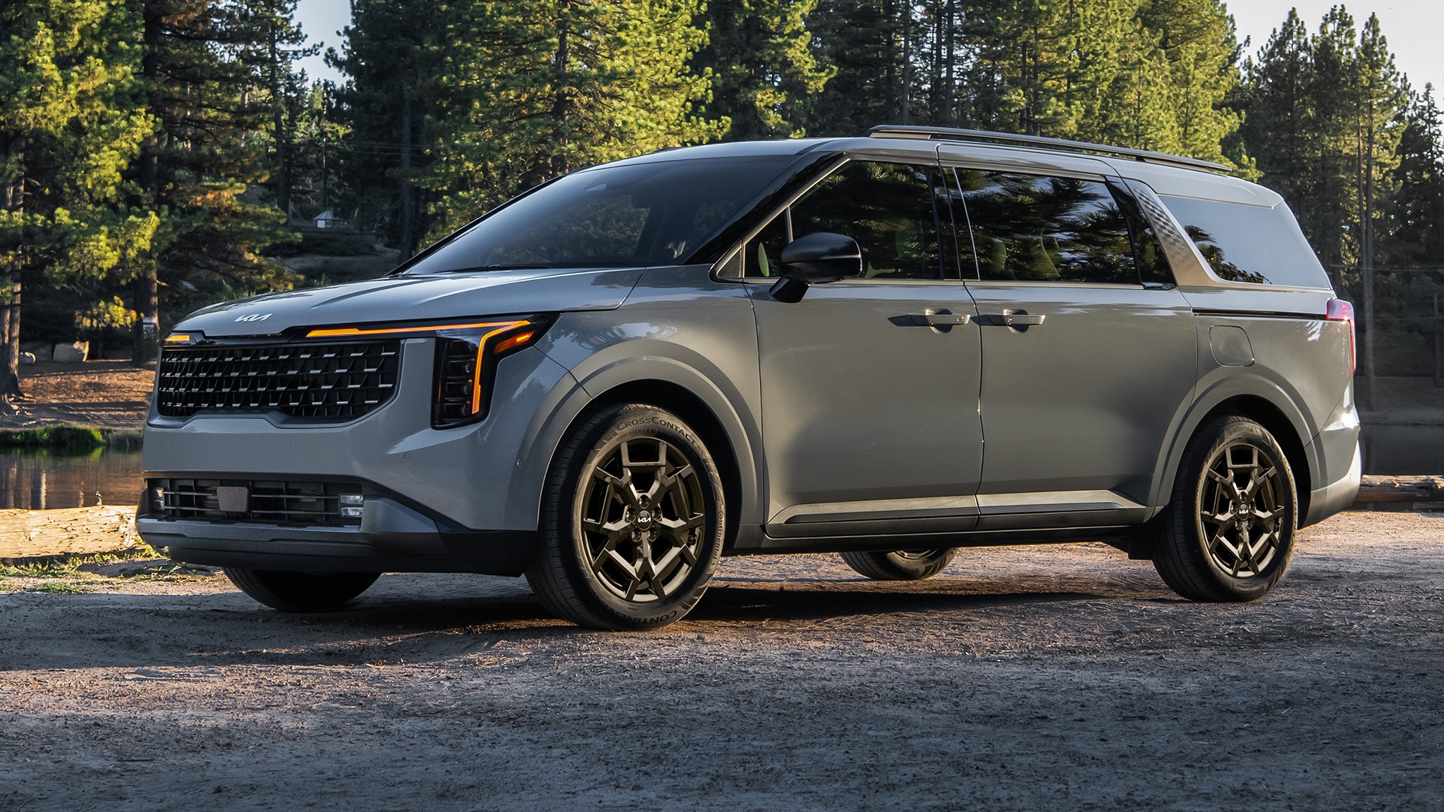 2025 Kia Carnival minivan reveal 3