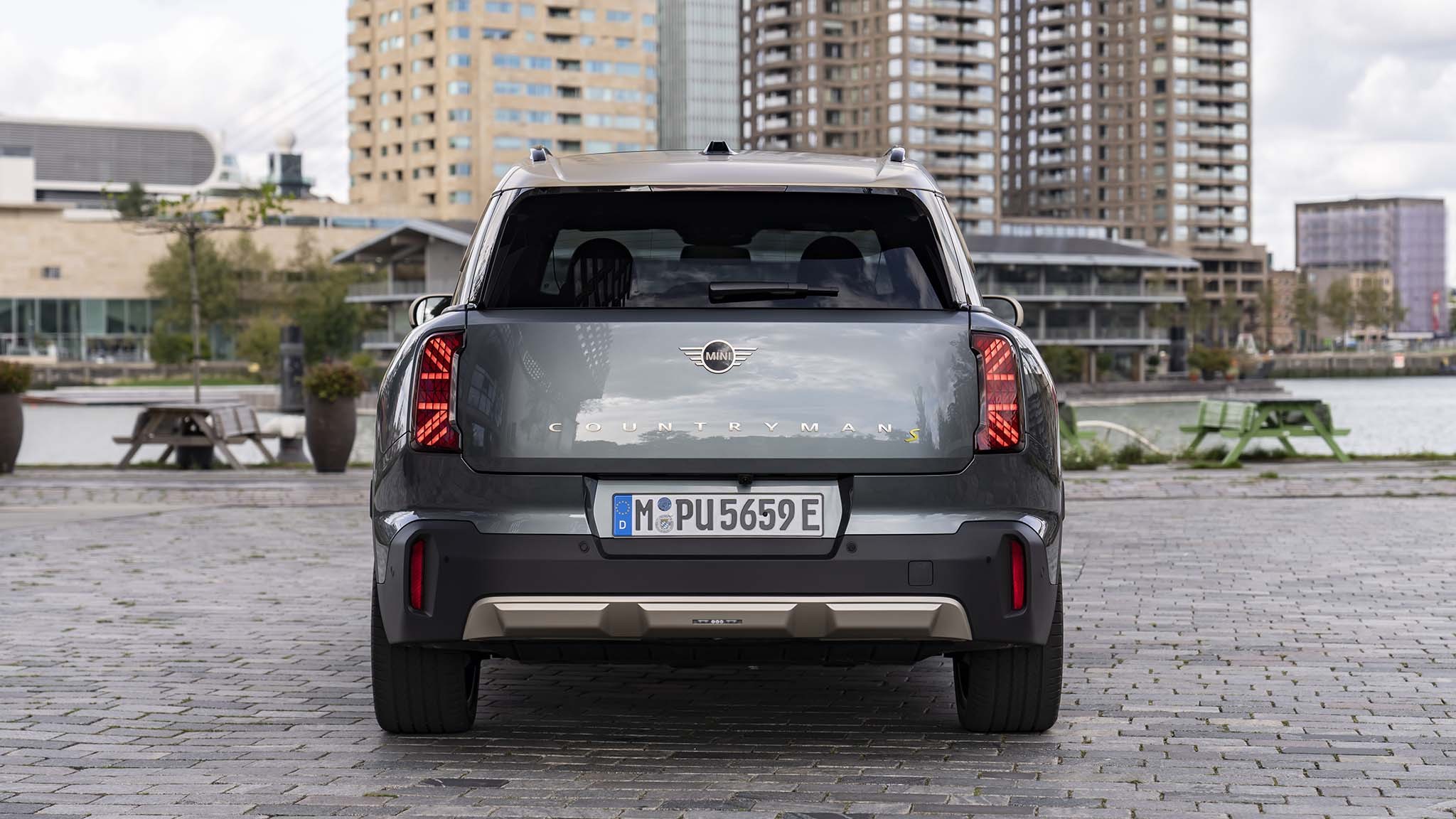 027 2025 mini countryman se rear view