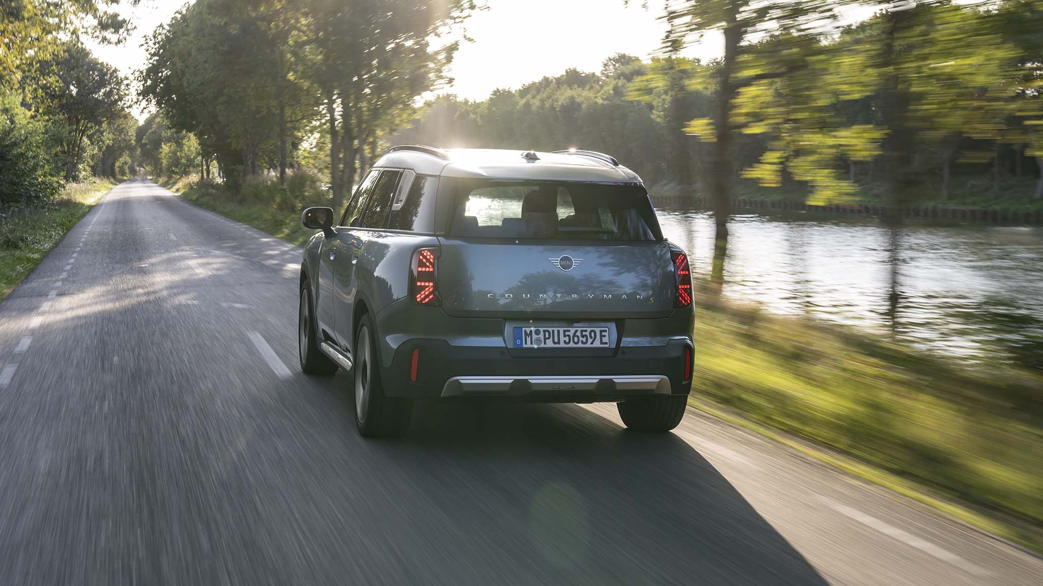 009 2025 mini countryman se rear in motion view