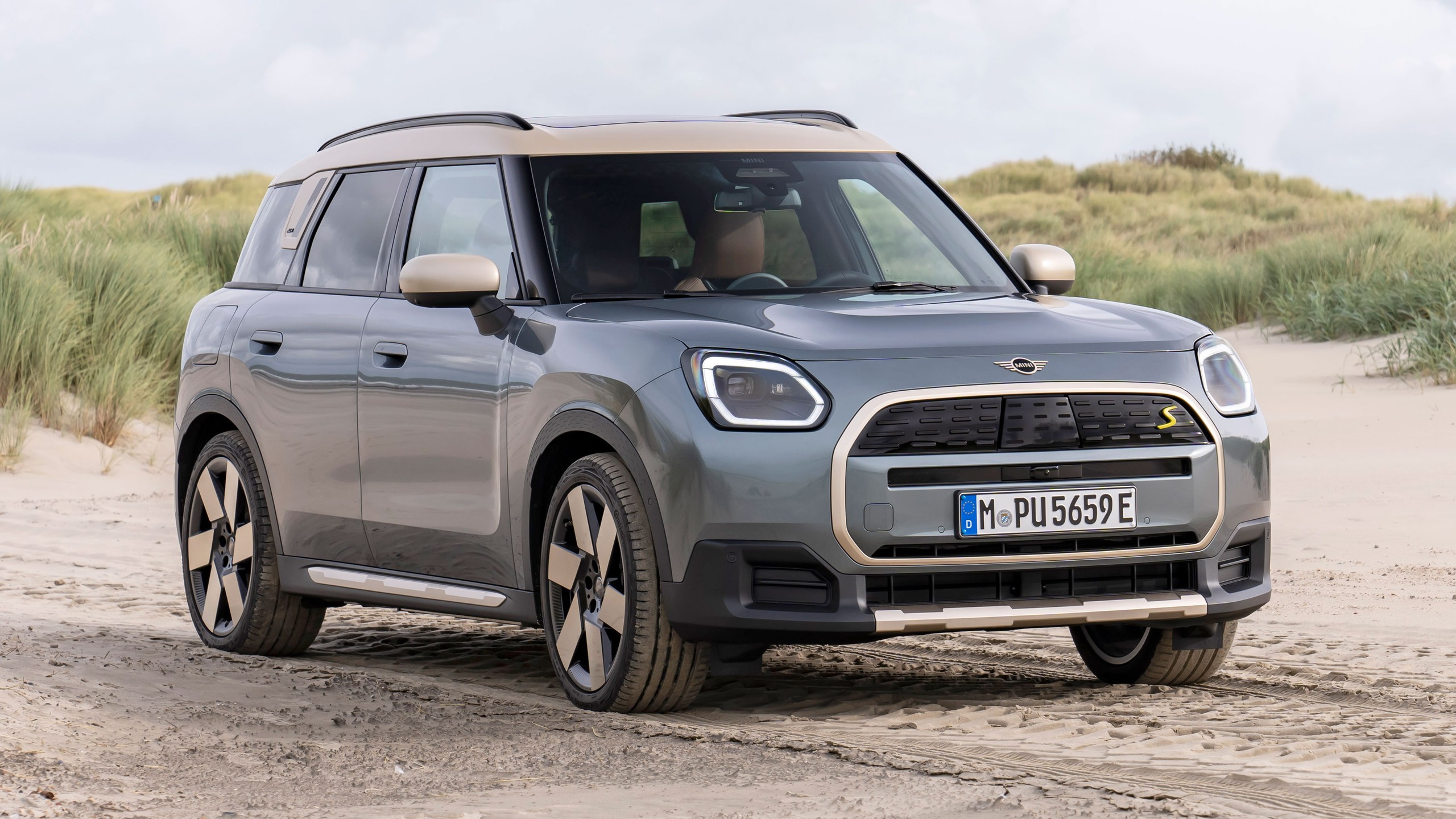 2025 mini countryman se blue front three quarter