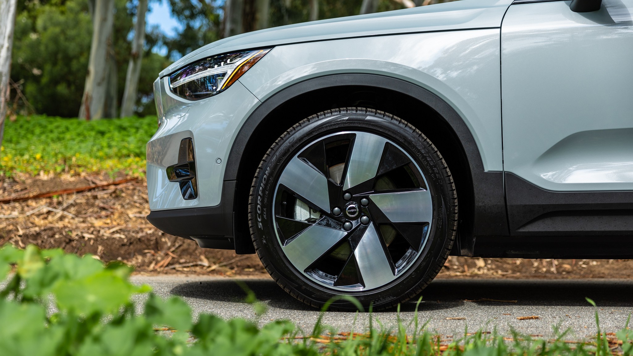 025 2024 Volvo XC40 Recharge wheel