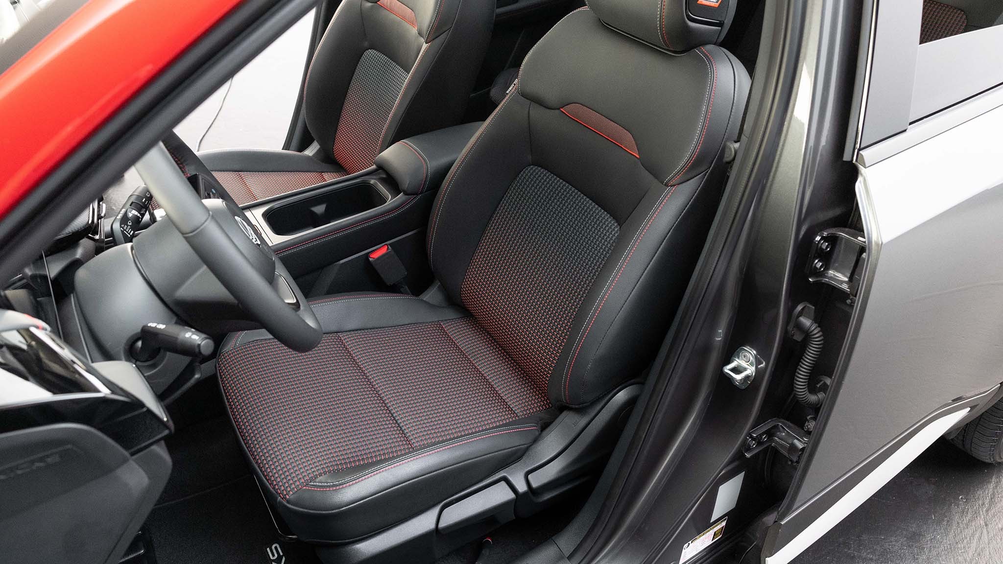 017 2025 Nissan Kicks front seats