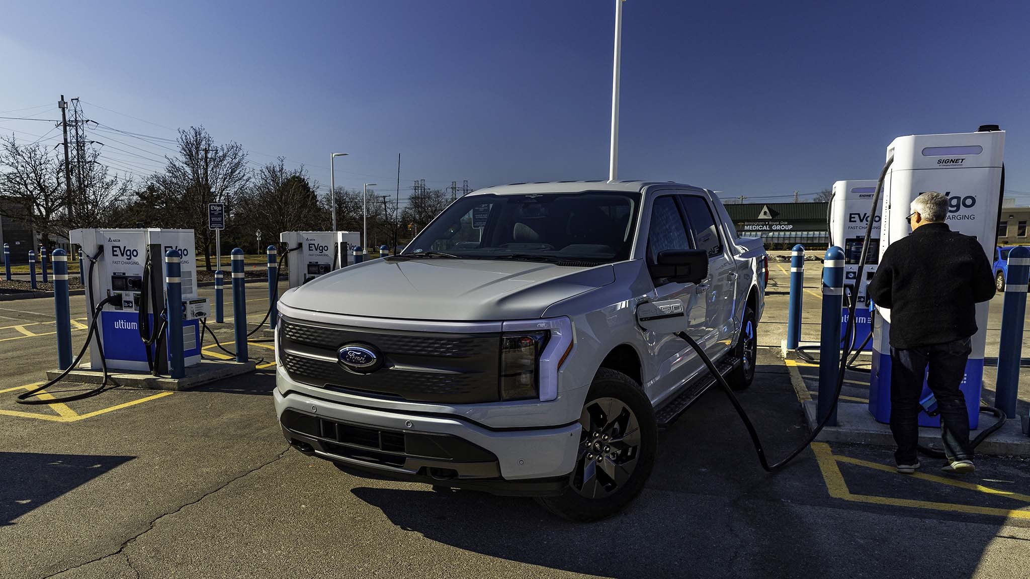 045 2023 ford f150 lightning battery to zero